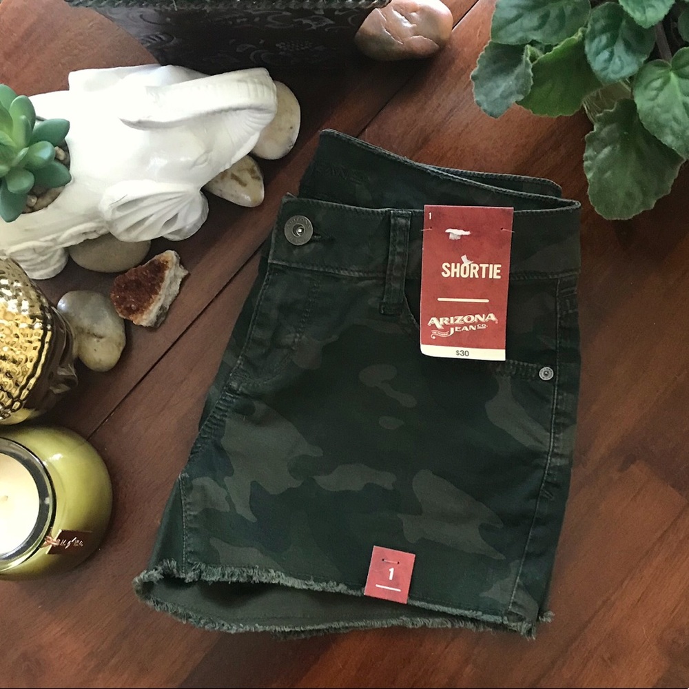 NWT-Arizona Jeans-Camouflage Denim Shorts-Size: 1